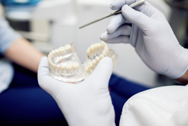 Implante dental en clínica dental Mar Tarazona, Valencia
