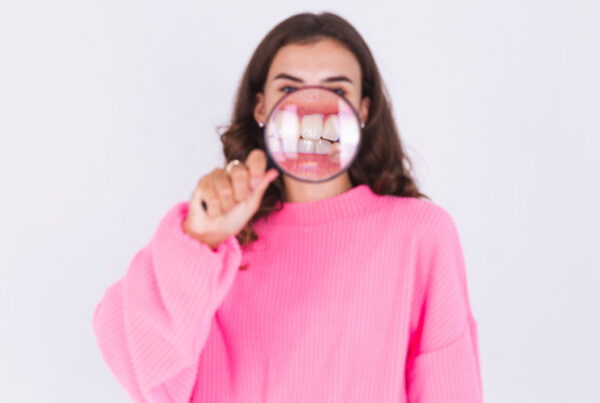conexión entre tus emociones y la salud de tus encías